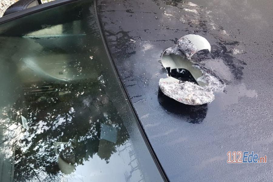 🚨 Auto-inbrekers schakelen alarm uit door gat in dak 112.press/QrTQQD 112Ede https://t.co/nWFp6zeYcO