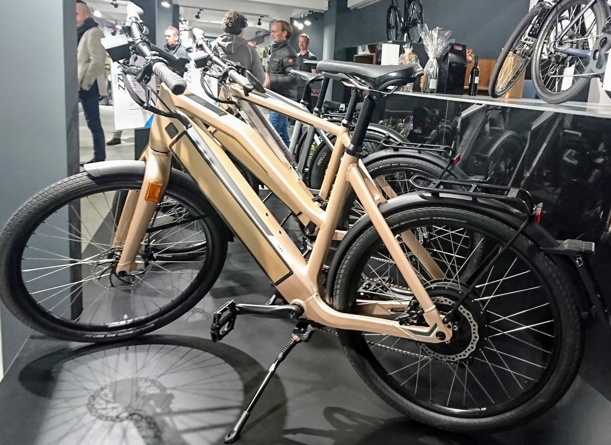 MetroplexNL's tweet photo. Opening nieuwe winkel @JUIZZnl, Biltstraat. Showroom voor #ebikes die grote invloed gaan hebben op #stedelijkeontwikkeling. Wethouder #VictorEverhardt opent en wijst op de kansen voor de zakelijke markt. De pilot #wecyclesolarmaliebaan wil die i.s.m. o.m. #JUIZZ gaan uitwerken. https://t.co/dlOdsYaNho