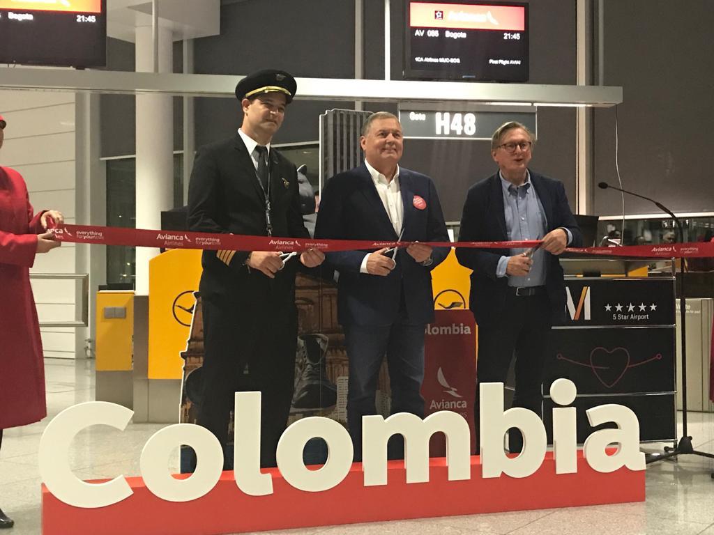 HernanRincon_Le's tweet photo. The flight of almost 12 hours becomes the longest operated by Avianca. Very proud to inaugurate this Munich-Bogotá flight. https://t.co/j0gGNus29s