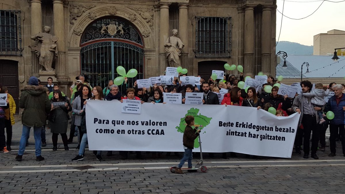 PIDNA1's tweet photo. Los/as docentes luchando también están enseñando https://t.co/c1y2T7Rykw