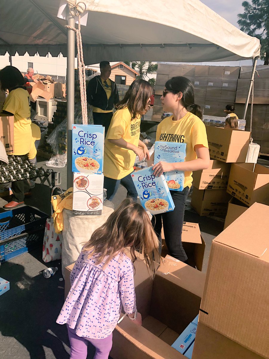 SCE_TammyT's tweet photo. Lots happening in #OrangeCounty! 🍊 Today it’s #NationalFamilyVolunteerDay & 200+ @SCE employees, family, & friends volunteered to pack 6080 boxes for deserving families & seniors. As @CarolineChoi notes, just in time for the holidays! #PayItForward #CAPOC #NFVD https://t.co/mL2TeG3IMx