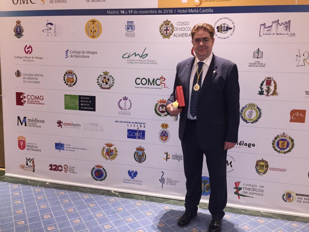 Antoni_Bennasar's tweet photo. Colegiado de Honor Nacional con emblema de Plata. Dedicado a mi familia, @COMbalears @OMC_Espana , a todos mis compañeros y amigos en este maravilloso viaje q es mi profesión https://t.co/Ey1tvQJoJG