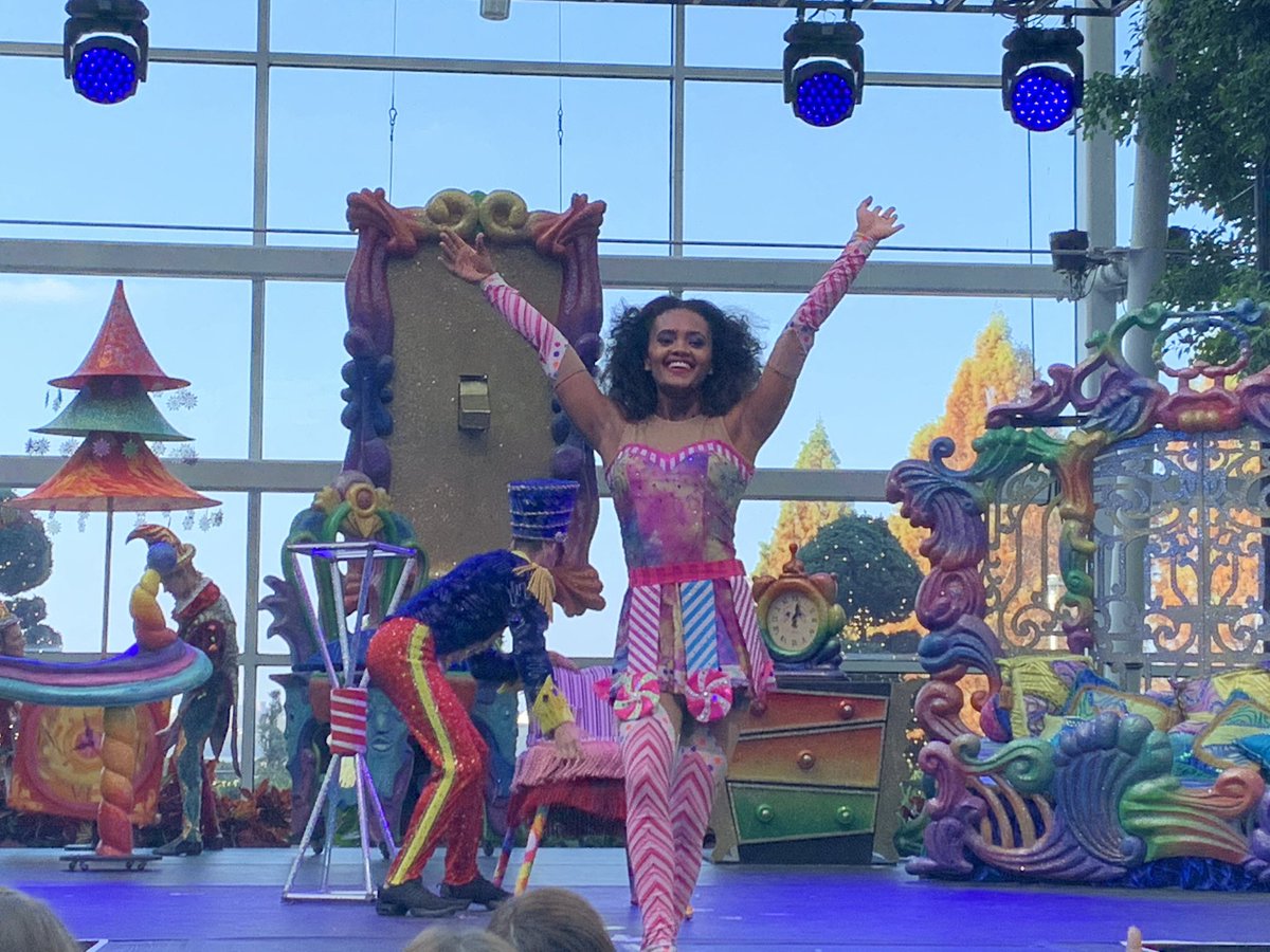 The Cirque Dreams Unwrapped show is so entertaining, we loved it! @GaylordNational 
#BlueParka 
#christmasonthepotomac 
#cirquedreamsunwrapped 
#partner