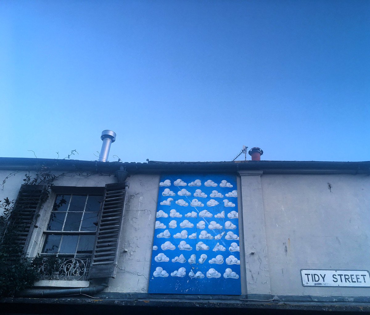 Not a cloud in the sky, just on the buildings instead! ☁️🏠
#Brighton #BrightonStreets #Brightonian #BrightonAndHove #BrightonGram #NorthLaine #BrightonStreetArt #ThisIsBrighton #BrightonRocks #EastSussex #Sussex #BrightonEveryDay