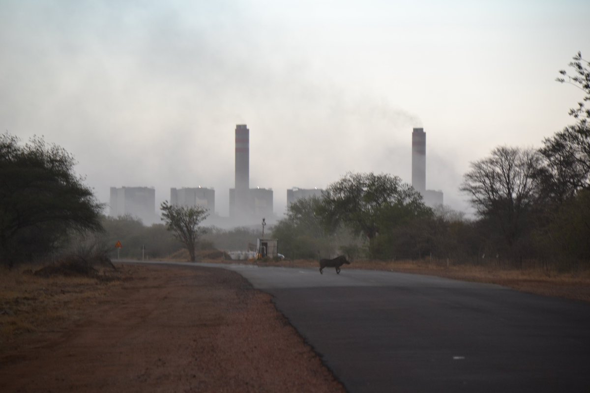 dkaaustria's tweet image. 🇿🇦🇺🇬🇵🇭🇦🇹🇩🇪🇨🇴  visit to South Africa's new coal capital #Lephalale #Waterberg. Want to see the insanity of #extractivism? That's the place to go. #Coal is from ernormous open cast mines e.g. #Grootegeluk is burnt at huge power plants like 4MW #Matimba and 4.5WM #Medupi. #TSFmining