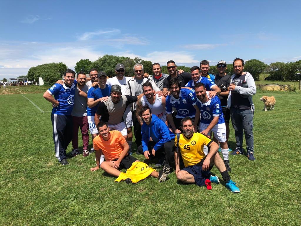 Foto pre partido con Gregorio Elso y la gente de <a href="/gregorioelsofc/">Gregorio Elso FC</a> <a href="/leyendasmvd/">leyendasMVD</a>