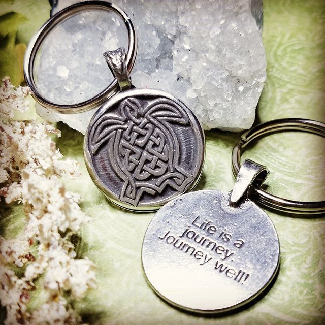 CelticKnotWorks's tweet photo. Step out of your shell and seek some adventure!⠀
⠀
#CelticKnotWorks #BeYourOwnKindOfAwesome #CelticJewelry #CelticKnot #TurtleGifts #TurtleKeychain #TurtlePower #CelticGifts #CelticKeychain #Adventure #HandCrafted #SmallBusiness https://t.co/Y6TU4aJxFI