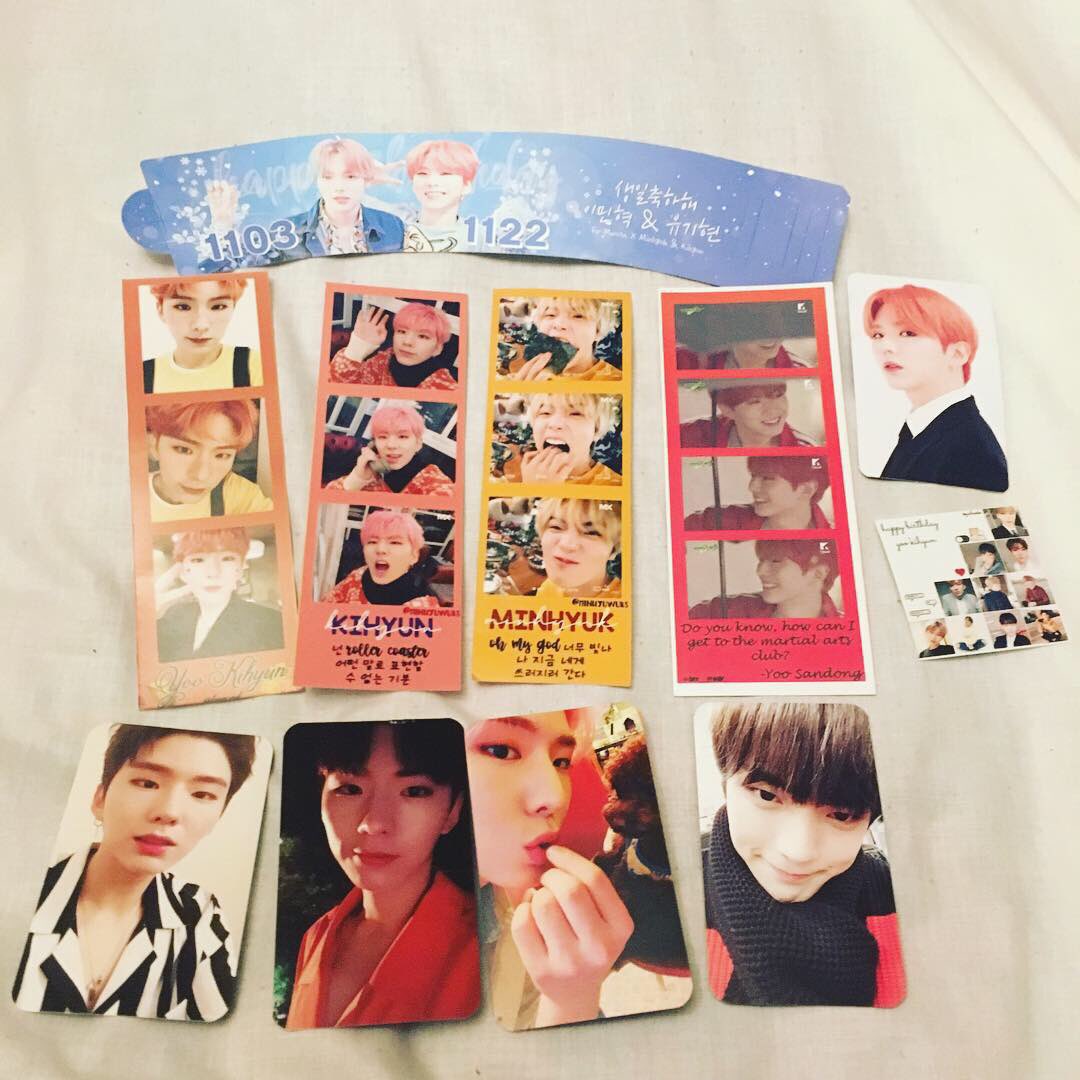 xoa1sox's tweet image. Thanks to @projectcode11 for organising and the ppl who gave out fansupport! I ordered the two sets but they ran out of minhyuk pc :( so I decided to give my minhyuk one to my Friend since she likes him more. Haha also traded my cards so she can have her bias~