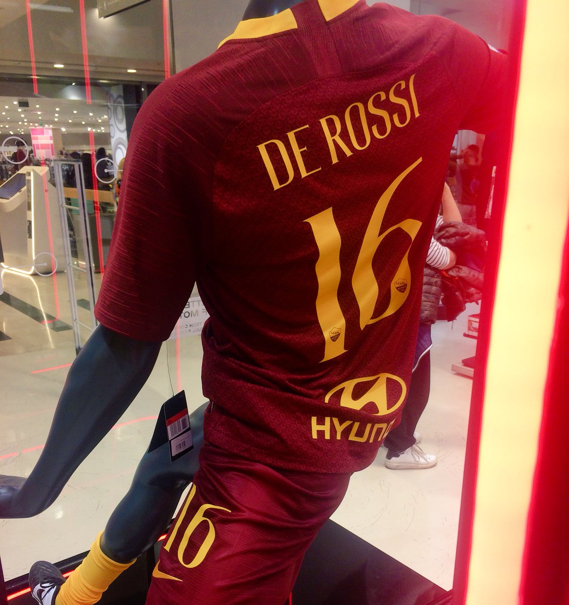 LaVenadeDeRossi's tweet photo. [Tentazioni]

#asromastore https://t.co/iKcfbe7MsS