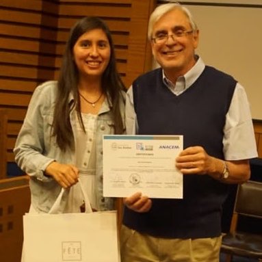 acemuandes's tweet photo. Nuestra última clase del curso de geriatría fue consideraciones éticas hacia el final de la vida, hecha por el doctor Carlos García, uno de los próceres de medicina @UANDES, quien fuera director del Hospital Parroquial de San Bernardo cuando se fundó nuestra Escuela. Tremendo! https://t.co/4hCZeK0th0
