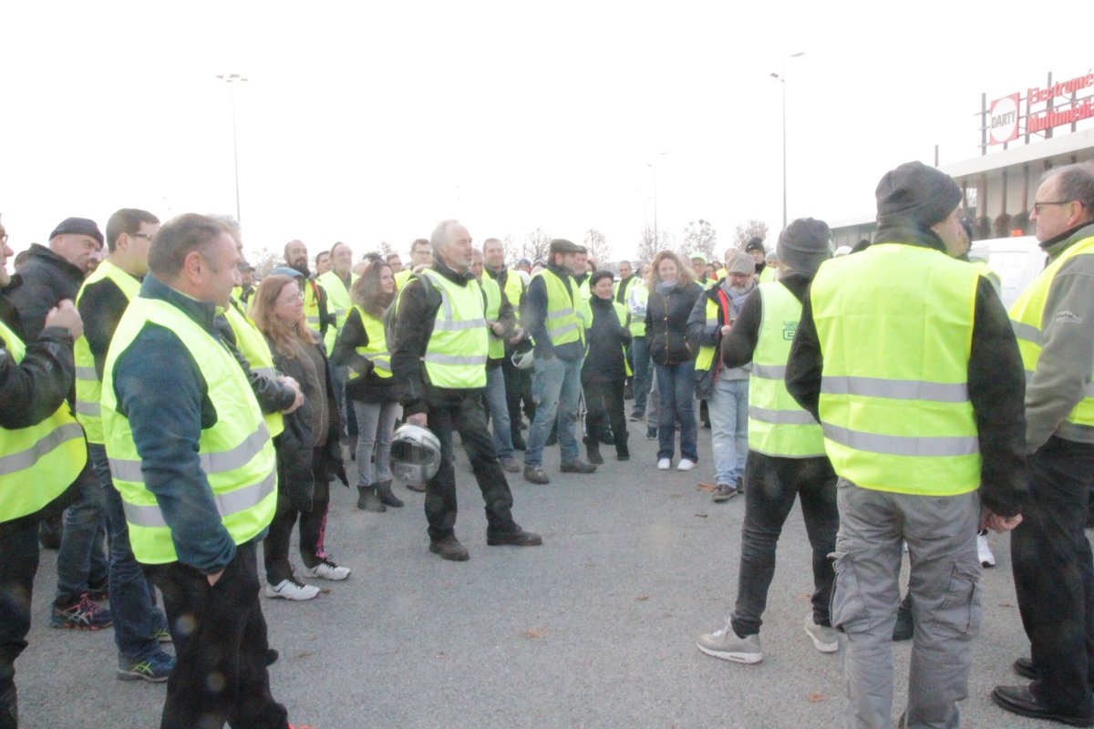 Anne_Cabrit's tweet photo. Tout mon soutien #GilletsJaunes , cela témoigne de la grande difficulté financière des Françaises et Français ! La France des territoires est en colère 😡 !! #StopRacketAuto https://t.co/BLbNOvLvaA
