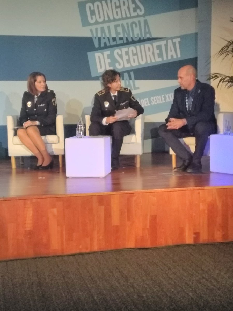 policialocalvlc's tweet photo. La comisaria  de la Policía local de Valencia, Estefanía Navarrete en el Congreso  #seguridadlocal2018 hablando de violencia de género y cómo afrontar esta lucha desde las policías locales https://t.co/N75eNc2GMg