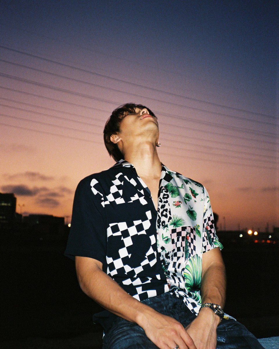 younghotyellow's tweet image. your love is above .. 💜 .. 👩🏼‍🎤🤳🏽🌂