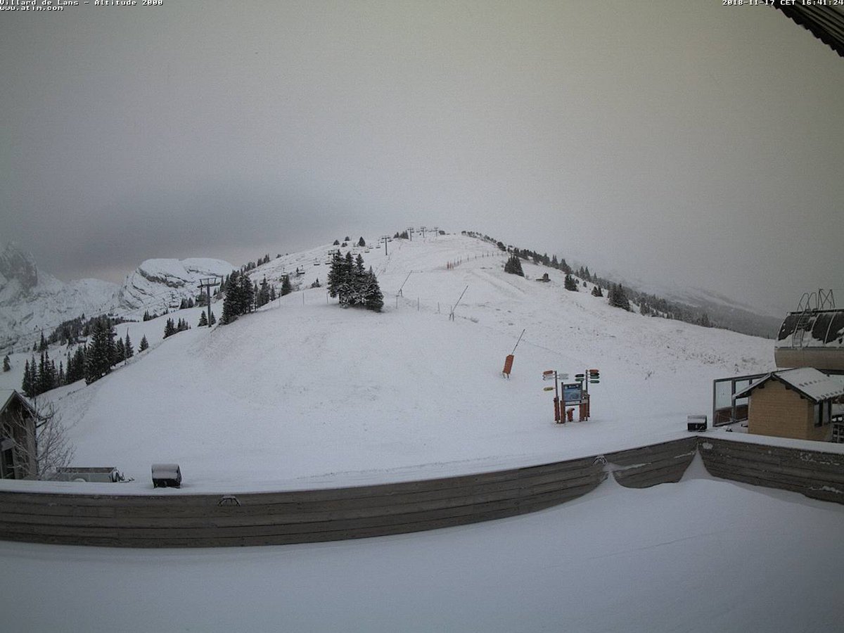 Meteo_Mettra's tweet photo. Les précipitations étaient localement marquées sur l'Ouest du #Dauphiné ce samedi, et  notamment sur le #Vercors. #neige parfois jusque vers 1000m. Ici quelques #webcams du Vercors ce samedi #coldurousset #lansenvercors #villarddelans #gresseenvercors #meteo #alpes #hiver https://t.co/MjMjR47HS6