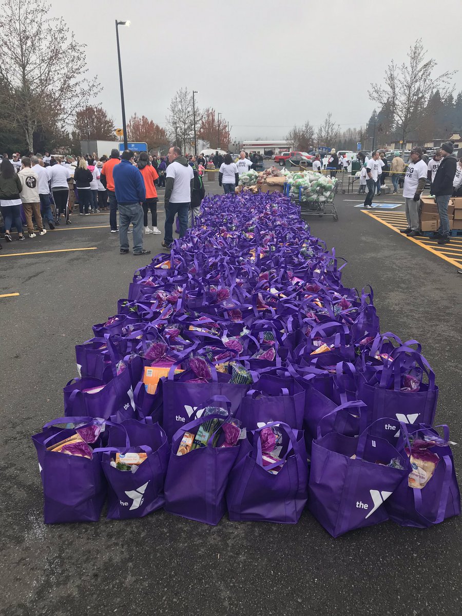 SumnerSchools's tweet image. We’re volunteering at the Community #BigGive with Supt @LaurieDent1, @sfochtman83 and many other #SBLSD staff packing hundreds of bags of food for families in need!