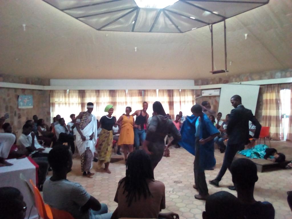 YBurundi's tweet photo. Le théatre s'est clôturé sous les applaudissents d'un public conquis, sous le rythme de la chanson #Umukenyezi de #AfrikaNova qui met un accent sur les diverses activités que les filles ne sont pas censées faire #TogetherWeSpeak #ganira2018 #Speak2018 https://t.co/Aw3ul3OlXh