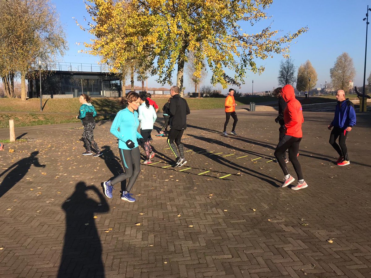 jacquelinedries's tweet photo. Jdbamfit heeft training gegeven voor run2day venlo. Focus op kracht oefeningen voor de knie. https://t.co/Bcx2h5n8Vw