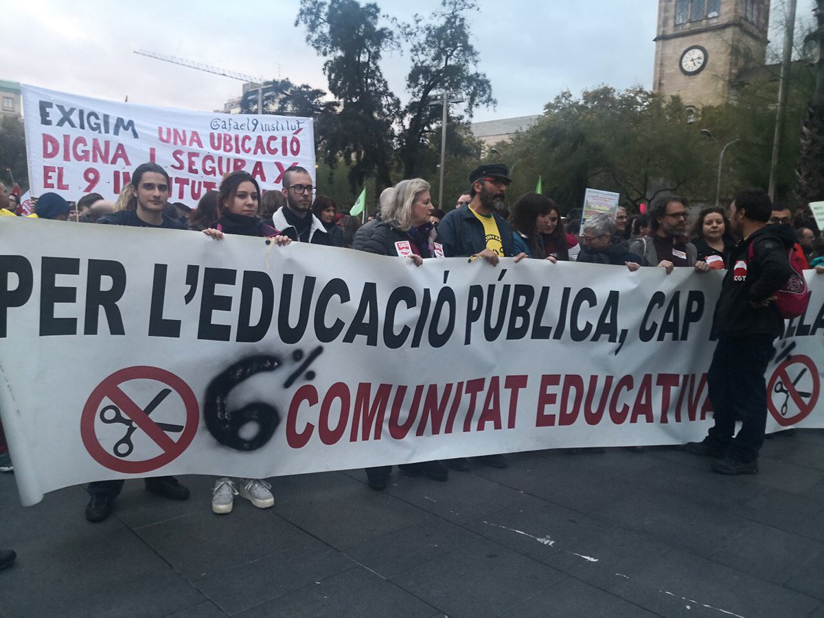 eniubo's tweet photo. A la manifestació #VolemEl6PerCent , @socialistes_cat demanem al @govern un major esforç d'inversió en #educaciópública x afrontar deures pendents:lluita contra segregació educativa, x la inclusió i x millorar èxit educatiu. Cal + compromís x avançar cap al 6% q marca la LEC https://t.co/YAiRWrEiu0