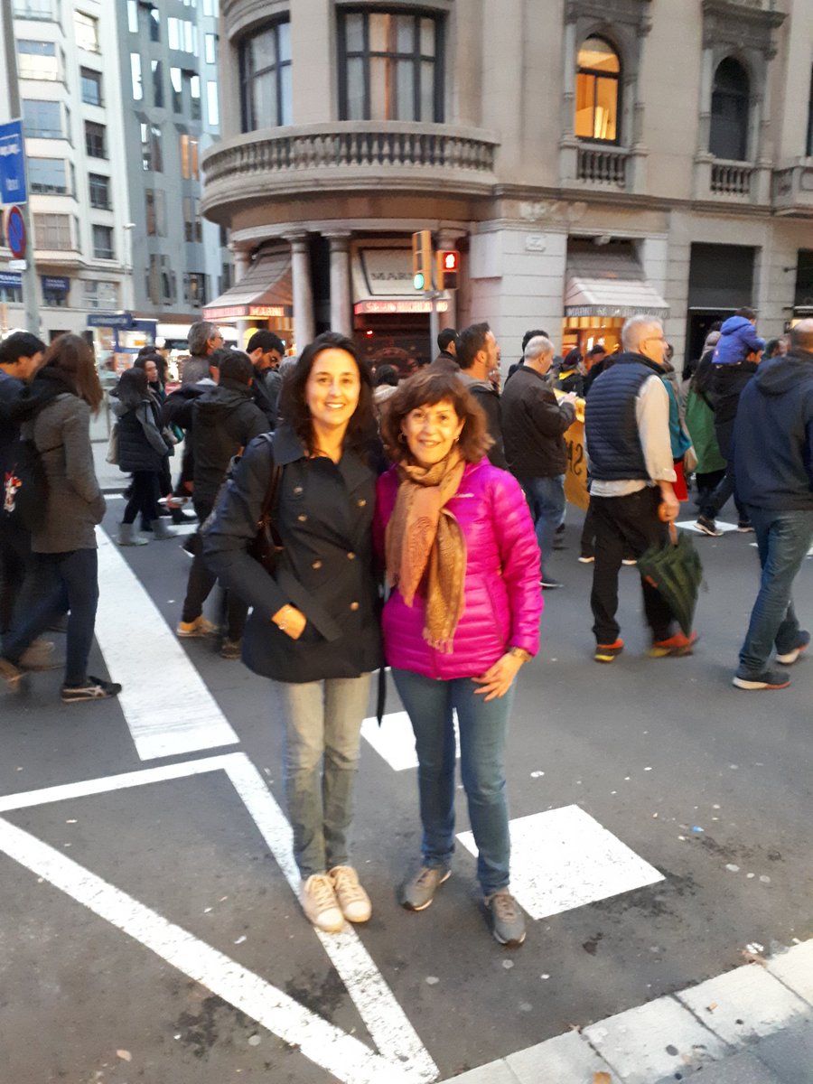 eniubo's tweet photo. A la manifestació #VolemEl6PerCent , @socialistes_cat demanem al @govern un major esforç d'inversió en #educaciópública x afrontar deures pendents:lluita contra segregació educativa, x la inclusió i x millorar èxit educatiu. Cal + compromís x avançar cap al 6% q marca la LEC https://t.co/YAiRWrEiu0