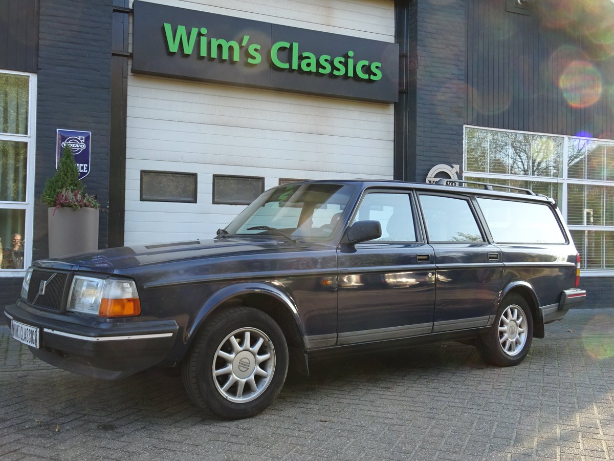 Wimsclassics's tweet photo. #Volvo 240 #Polar #station met pas 316484 Km op de teller. Onlangs volledig grote beurt gehad incl. Nieuwe distributie riem. Voorzien van een perfect werkend elektrisch schuif / kantel dak.
Mooie licht metalen velgen. APK. 
Prijs € 3950,00 https://t.co/sZ5YAiYDUl