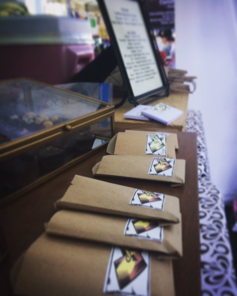 TrevaniTruffles's tweet photo. You know what makes great Thanksgiving Dinner hostest gift? We do!
🍫🍫🍫
Truffles At TWO markets today!
❄️❄️UDistrict 9-2 AND Magnolia Holiday Market 10-2! ❄️❄️
#chocolate #farmersmarket #shoplocal #thanksgiving https://t.co/IxrcpTQ9N0