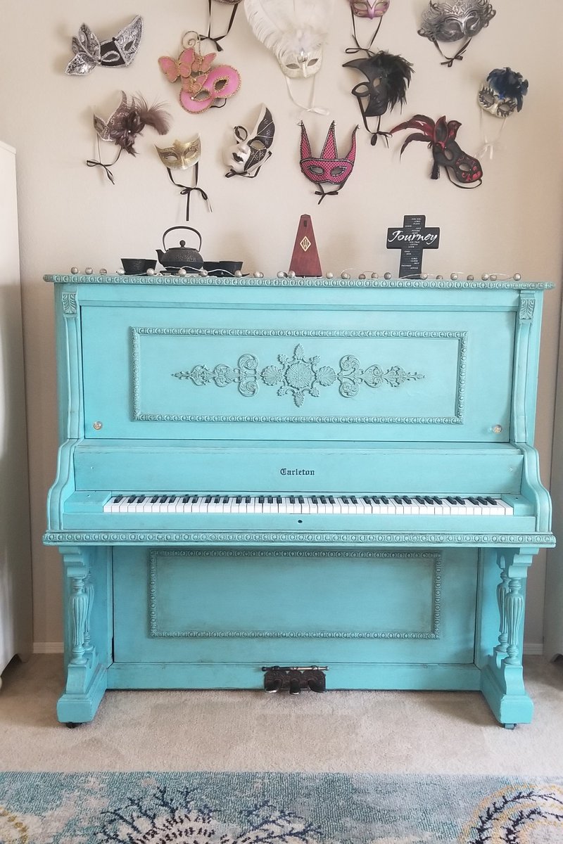 YourOilyMum's tweet photo. Here is a piano I refurbished with paint! I love it!! It came out beautiful! I feel so lucky to have the time to do projects like this. I love working with my hands and creating something beautiful! Even if I do say so myself. LOL! #DIY #PaintMyPiano #MakingThingsNew #WorkedHardT https://t.co/rpP5EffGtl