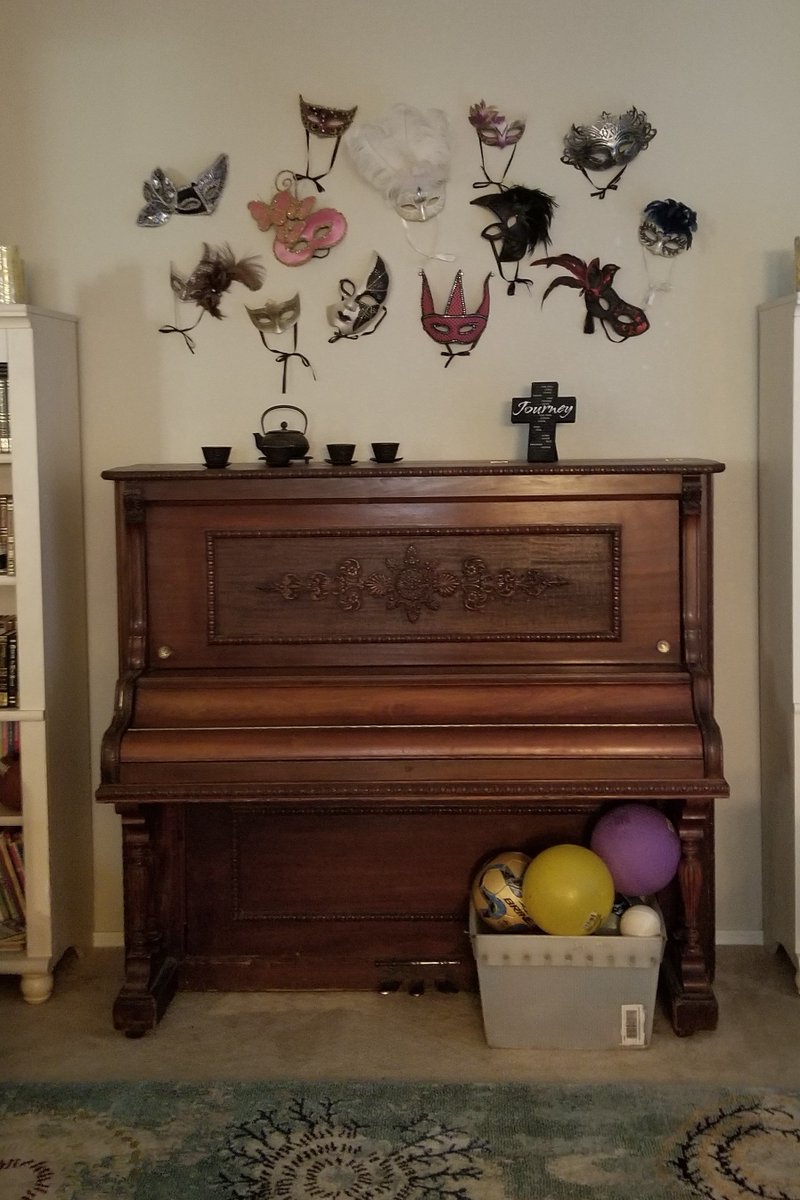 YourOilyMum's tweet photo. Here is a piano I refurbished with paint! I love it!! It came out beautiful! I feel so lucky to have the time to do projects like this. I love working with my hands and creating something beautiful! Even if I do say so myself. LOL! #DIY #PaintMyPiano #MakingThingsNew #WorkedHardT https://t.co/rpP5EffGtl
