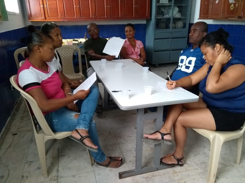 FundacionJulie's tweet photo. Terminamos la semana con nuestra escuela para padres Julie. Hoy los asistentes tuvieron la oportunidad de hablar sobre autoestima y pauta de crianza a través de un conversatorio entre los acudientes. ¡Seguimos trabajando por fortalecer los hogares de nuestras niñas! https://t.co/YhjkFiPFca