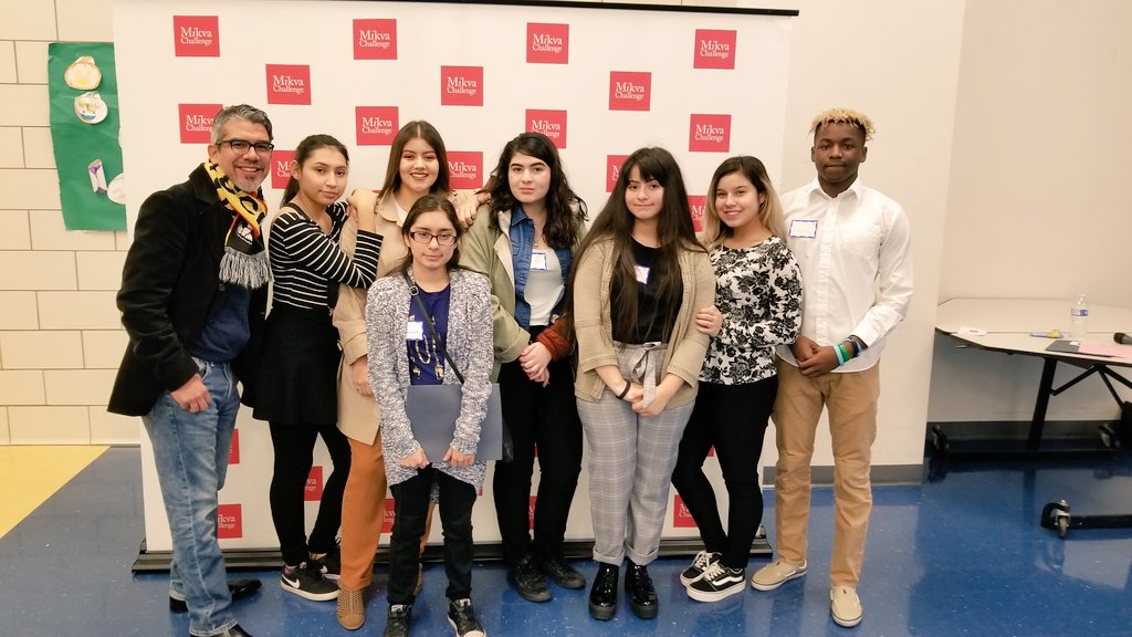MrPurple60623's tweet photo. @WorldLanguageHS students ready for @MikvaChallenge #soapbox18 https://t.co/yU62kyogll