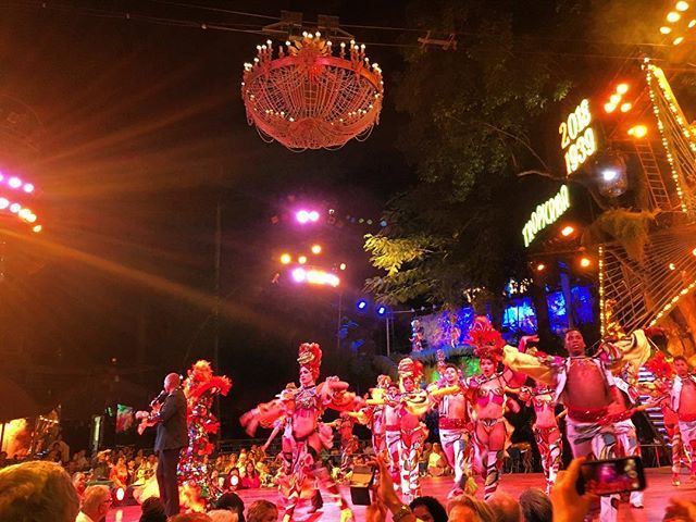 mi_travesia's tweet photo. Dicen que viajar a #Cuba es viajar en el tiempo... quizás no del todo pero ir al #showdetropicana sí que lo fue! Una puesta en escena de diez! Este show lo puedes comprar en paquete con cena incluida y mucho ron 🥃 tu entrada la puedes adquirir direct… https://t.co/7V8l77FyOh https://t.co/MZbHOMmwnV