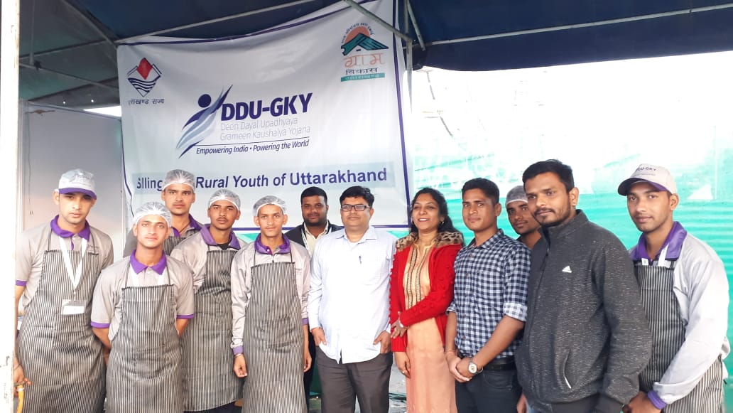 ddu_gky's tweet photo. Our trainees express heartfelt thanks to Dr. Prabhakar C. Bebni, COO DDU-GKY Uttarakhand for his continuous encouragement and interaction during his visits to the #SARASMela. #DDUGKY #Skilling
@MoRD_GOI @DDUGKYMoRD @NIRDPR_DDUGKY @IPEGlobal @MSDESkillIndia https://t.co/xrF7BsipTI