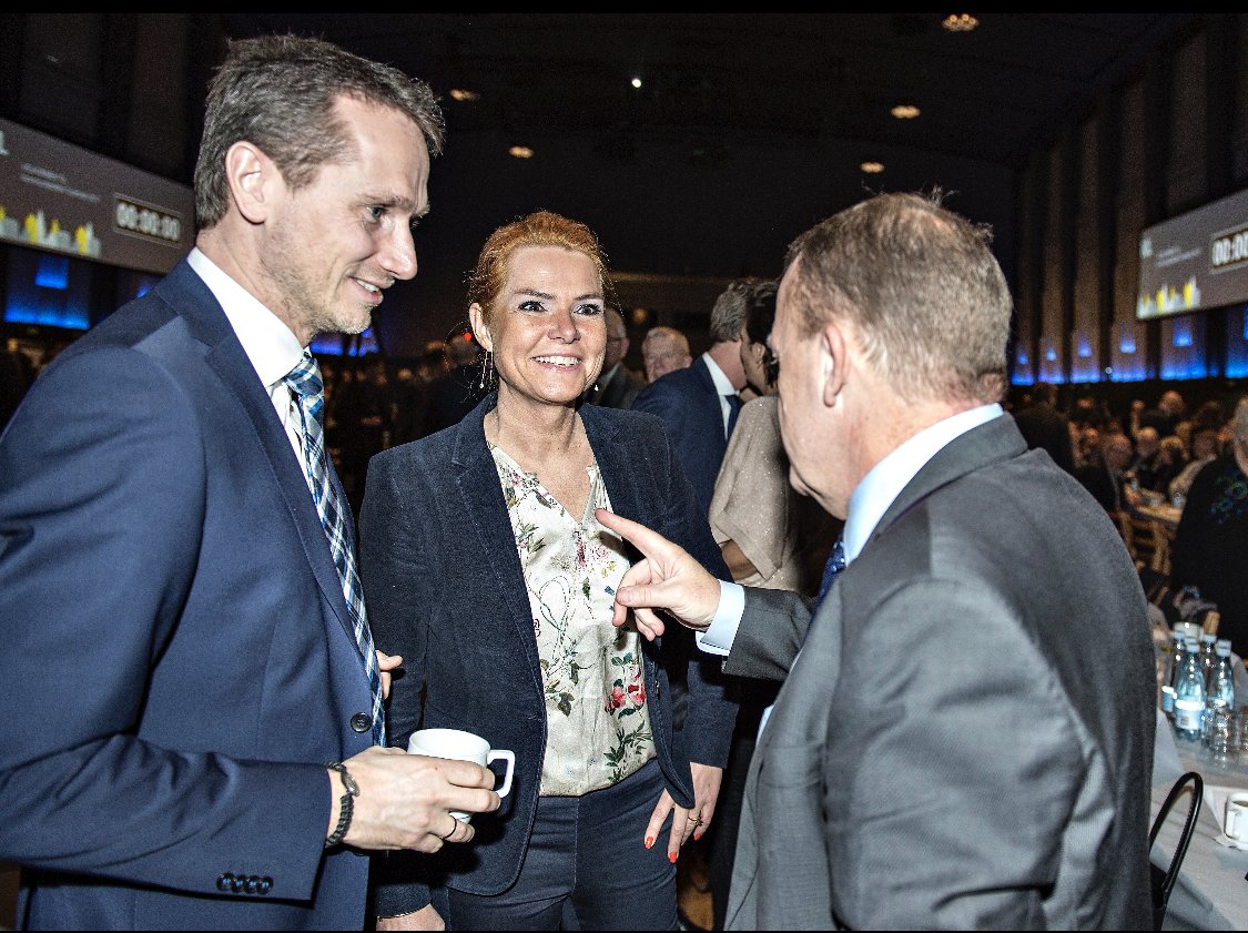 MaksBitter's tweet image. “Hvis du vil være formand, skal du nok skære ned på kagerne. Ellers har du ikke den rigtige fysik. Prøv med fadøl i stedet. Det er da shit” #dkpol #vlm18