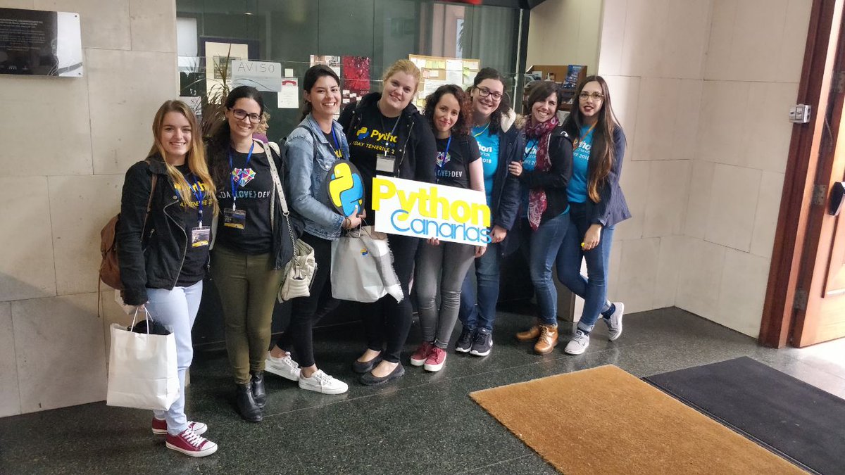 adalovedev's tweet image. Que gran representación de esta comunidad en el #PyDayTF18 🤩🤩🤩 nuestro #teampython