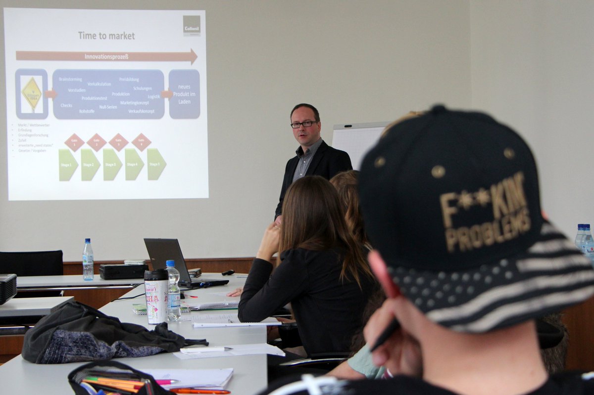 HWR_Berlin's tweet photo. Geschafft?! Ein #Workshop-Tag liegt hinter #Schüler/innen von Sekundar- und #Oberstufe/#Gymnasium, die sich heute an der #HWRBerlin auf den #Wirtschaftsführerschein vorbereiteten. Fahrt frei🚦für #Wirtschaftswissen nach der Verleihung am Do. 👩‍🎓👨‍🎓 #berliner #wirtschaftsgespräche https://t.co/MR9BanuBs3