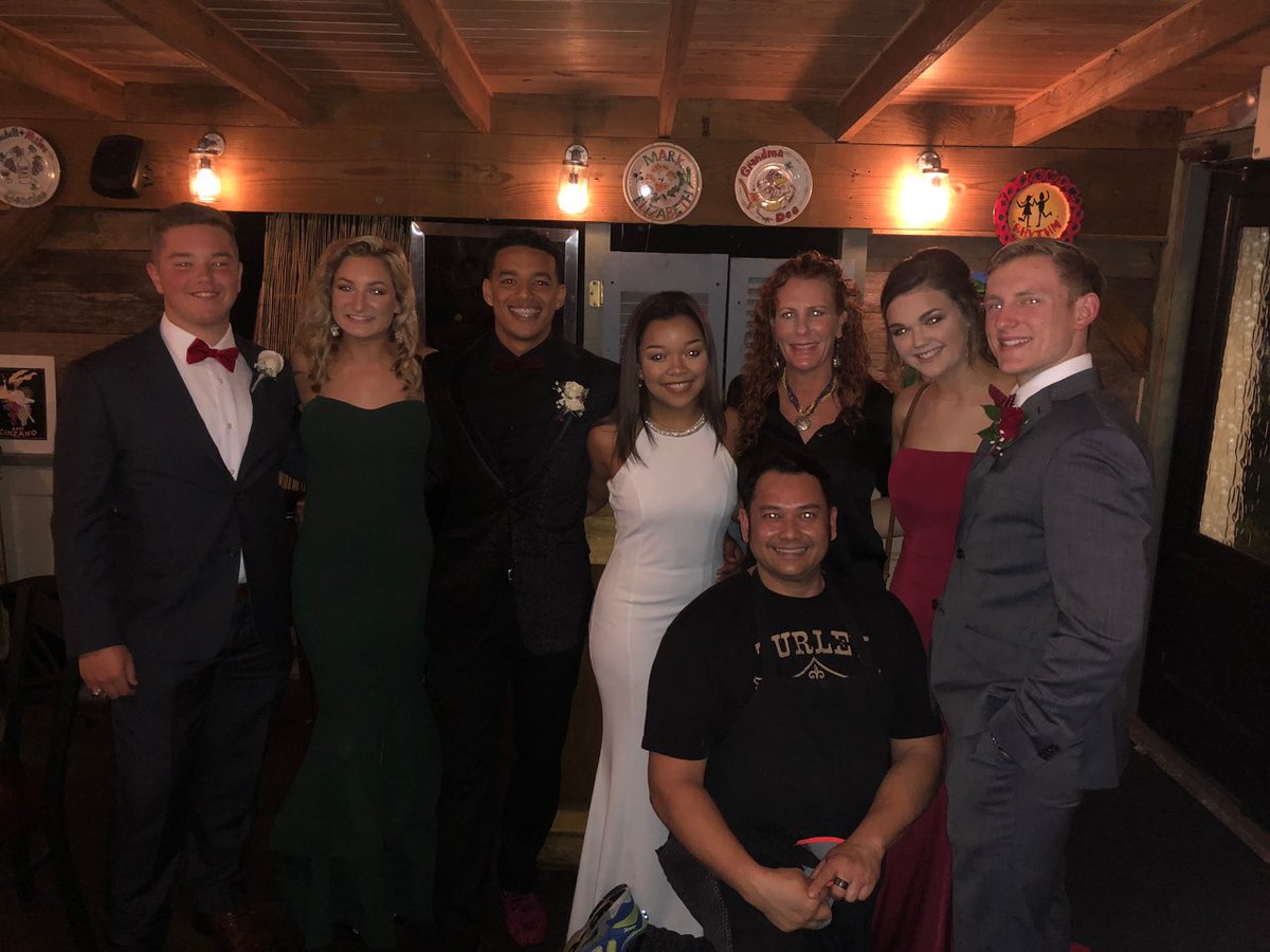 dickandjennys's tweet photo. Happy customers! #brothermartinhomecoming https://t.co/XcGXFt0KPU