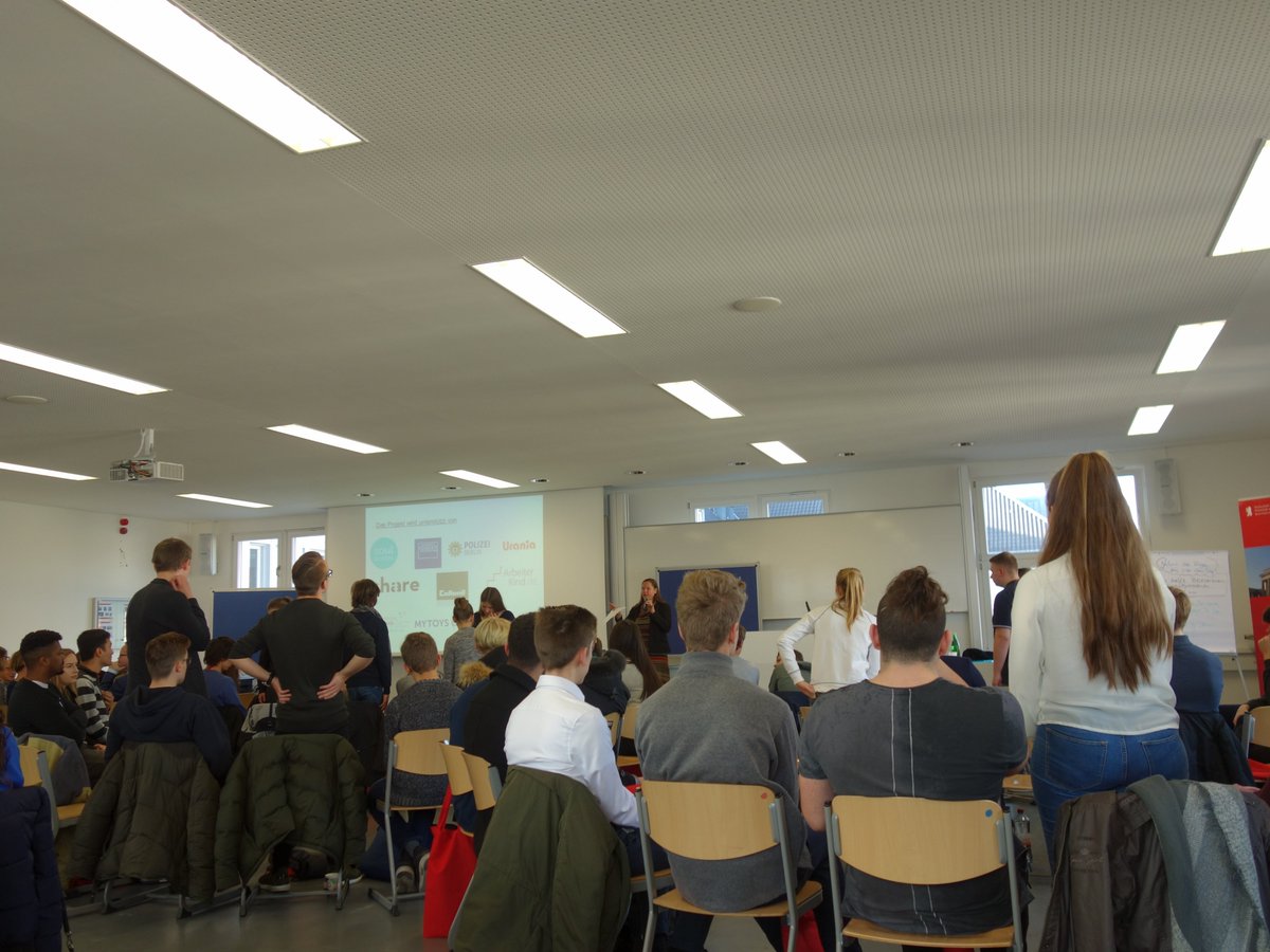 Geschafft?! Ein #Workshop-Tag liegt hinter #Schüler/innen von Sekundar- und #Oberstufe/#Gymnasium, die sich heute an der #HWRBerlin auf den #Wirtschaftsführerschein vorbereiteten. Fahrt frei🚦für #Wirtschaftswissen nach der Verleihung am Do. 👩‍🎓👨‍🎓 #berliner #wirtschaftsgespräche