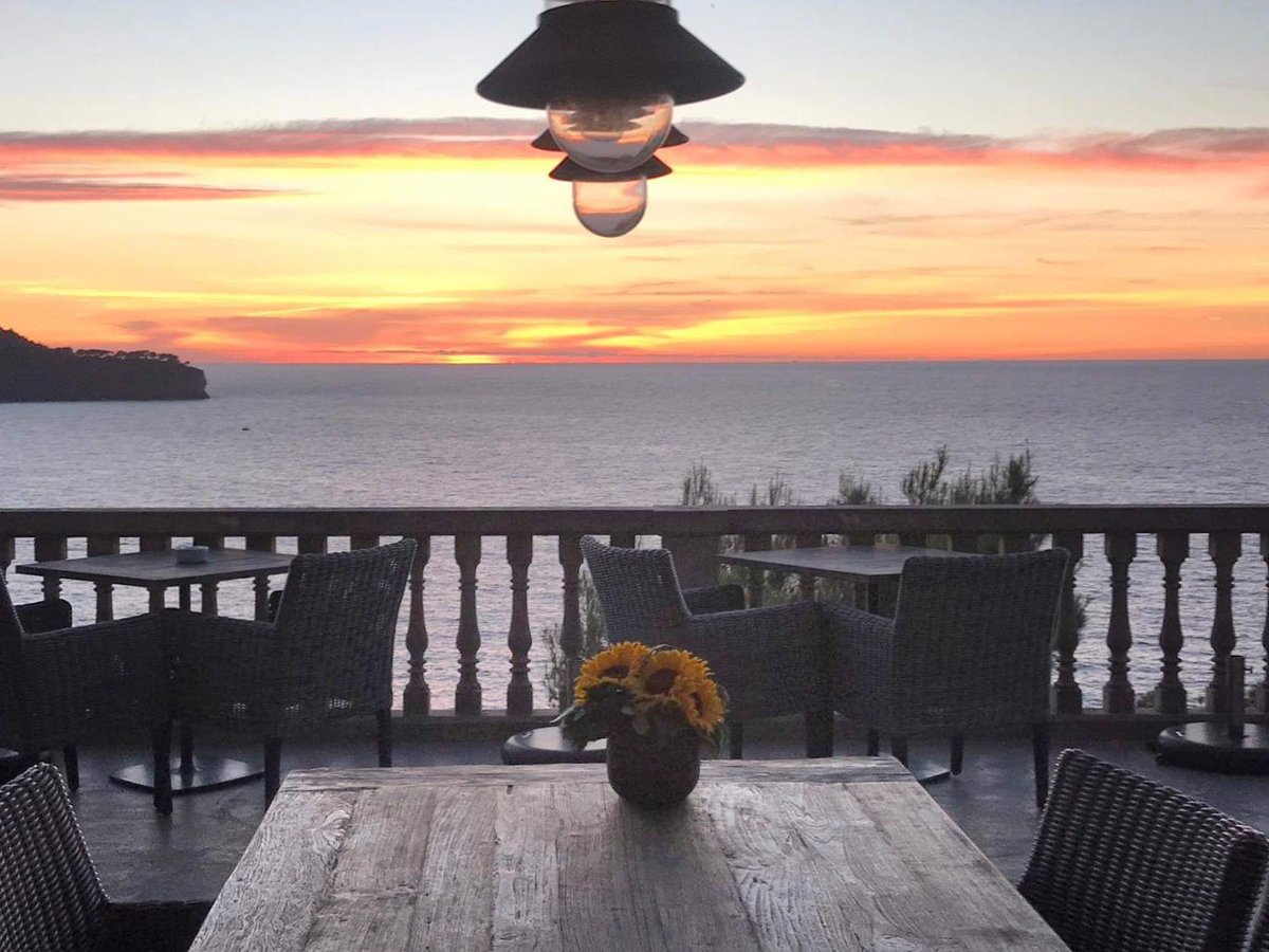 mallorcasite's tweet photo. Espectacular puesta de sol desde @bensdavall en #Soller #Mallorca 🌅  ¡Echa un vistazo a nuestras propiedades en la zona! ➡️ https://t.co/37vFHJPvBm https://t.co/6kObuWhPNb