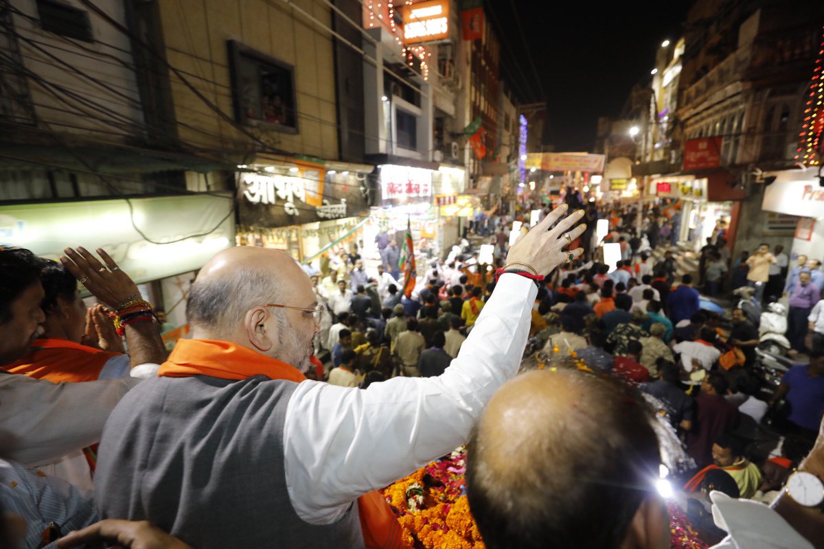 sauravsaha41's tweet photo. Glimpses from Road Show Of BJP PRESIDENT @AmitShah from Ekatma Parisar To Gas pump chowk at Raipur in Chhattisgarh 

"The excitements and jubilation among peoples and Karyakarta have been awesome and at peak"✌✌✌
#ModiSangCG 
#ChhattisgarhElections2018 https://t.co/WGasjvgKjb