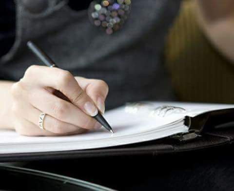 خلّوا بيني وبين كلماتي
خلوا حبر قلمي دافئا
حتّى إذا ارتعشت أصابعي
وصارت حروفي  رسومات مبهمة
مسحت بكمّي كلّ الكلمات