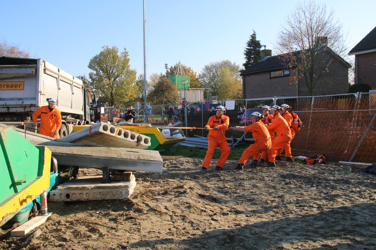 MichaelHuising's tweet photo. Specialisme Technische Hulpverlening actief in #Zuidwolde tijdens de #aardbevingsoefening  2/2 https://t.co/e7c59Vou5R