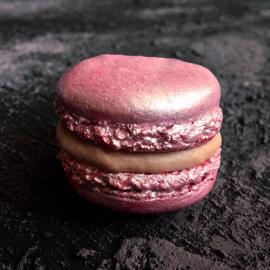 🇬🇧Macaron filled with ruby chocolate ganache 💕
🇩🇪Macaron gefüllt mit Ruby-Schokoladen-Ganache 💕
#macarons #chocolate #baking #food #foodblogger #cake #pastry #patisserie #foodphotography #blog #pink #bake #cupcakes #rose #lemacaronmagique #macaron #paris #france
