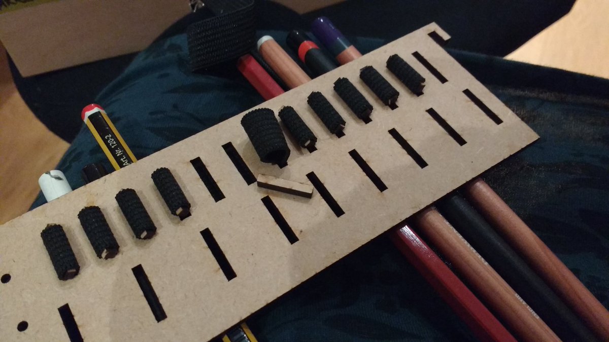 MoragHickman's tweet image. Eeee! I'm delighted with today's #makevember experiment. I have a lot of scattered art supplies and a little cd filing box. Just add elastic to this MDF test card and it becomes flexible modular storage! The elastic locks around the offcuts, quickly and easily. Pew pew! ✨💡✨