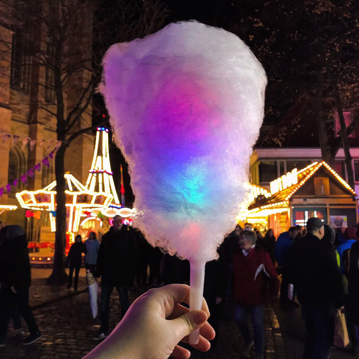 Glowing candy floss 🎡💕
#candyfloss #glow #pink #allerheiligenkirmes #sweet #food #foodblogger #foodblog #foodphotography #autumn #baking #pastry #patisserie #lemacaronmagique #macarons #cake #cupcakes #blog