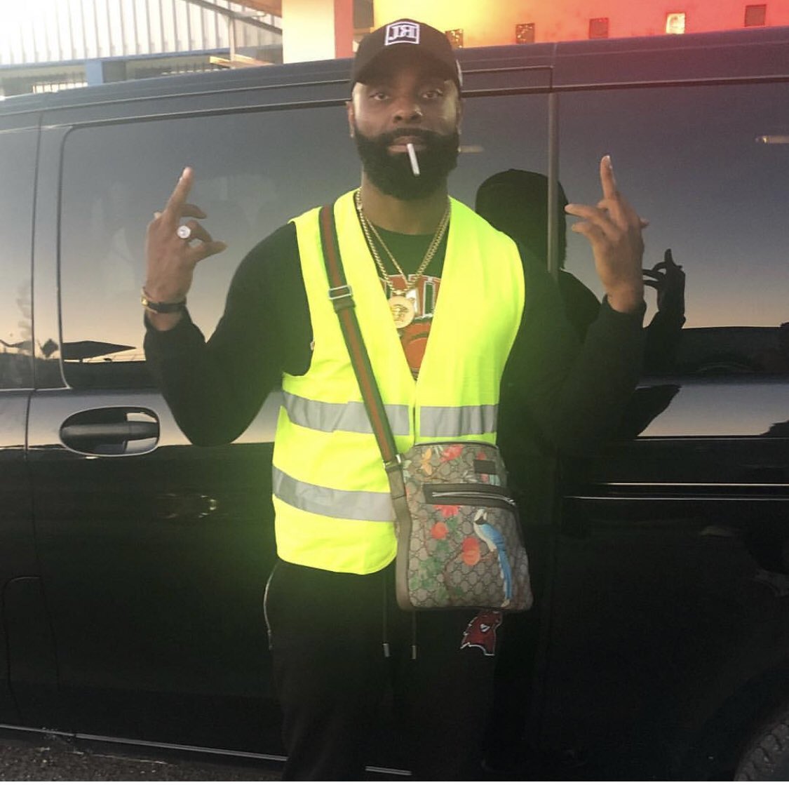 KaarisOfficiel1's tweet image. Monsieur l’agent je t’enfonce le triangle et le gilet fluo