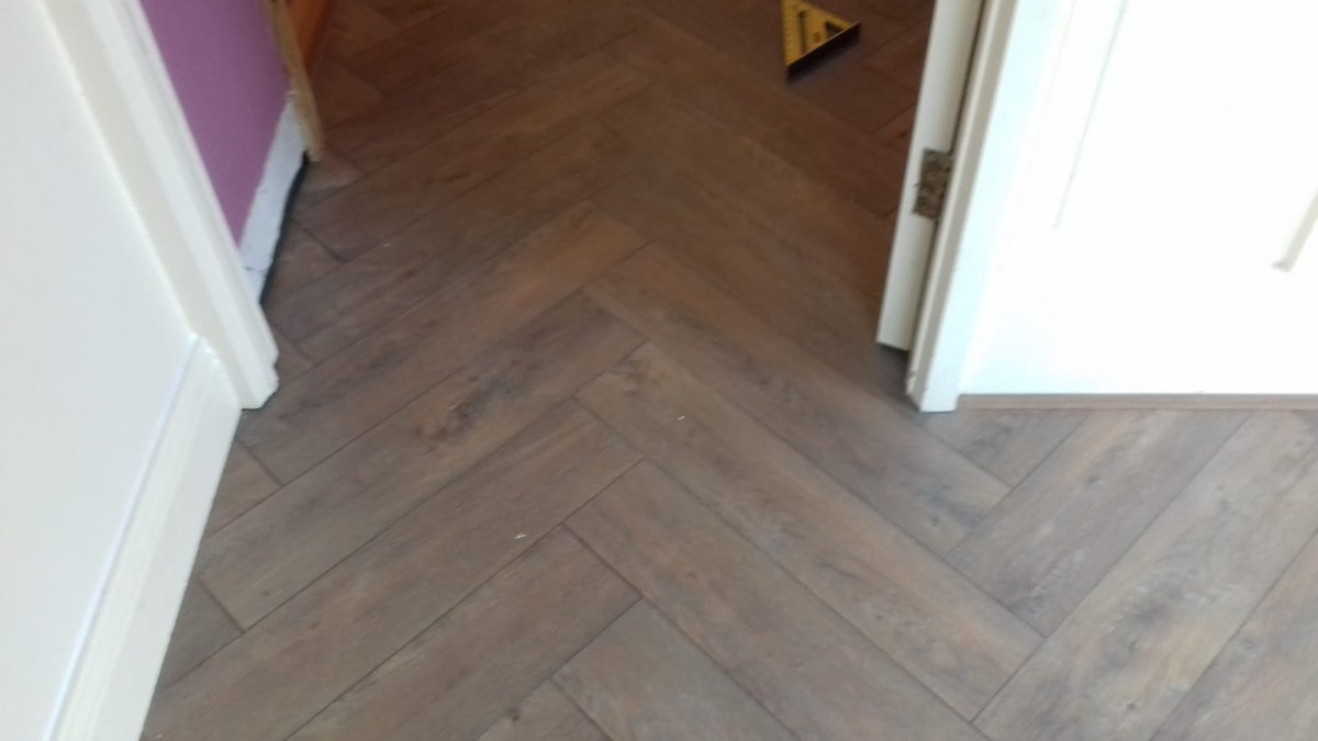 FlooringMill's tweet photo. Really nice herringbone laminate we recently supplied and fitted #alsaa #laminate #herringbone #flooringmill https://t.co/znBDQcL94K