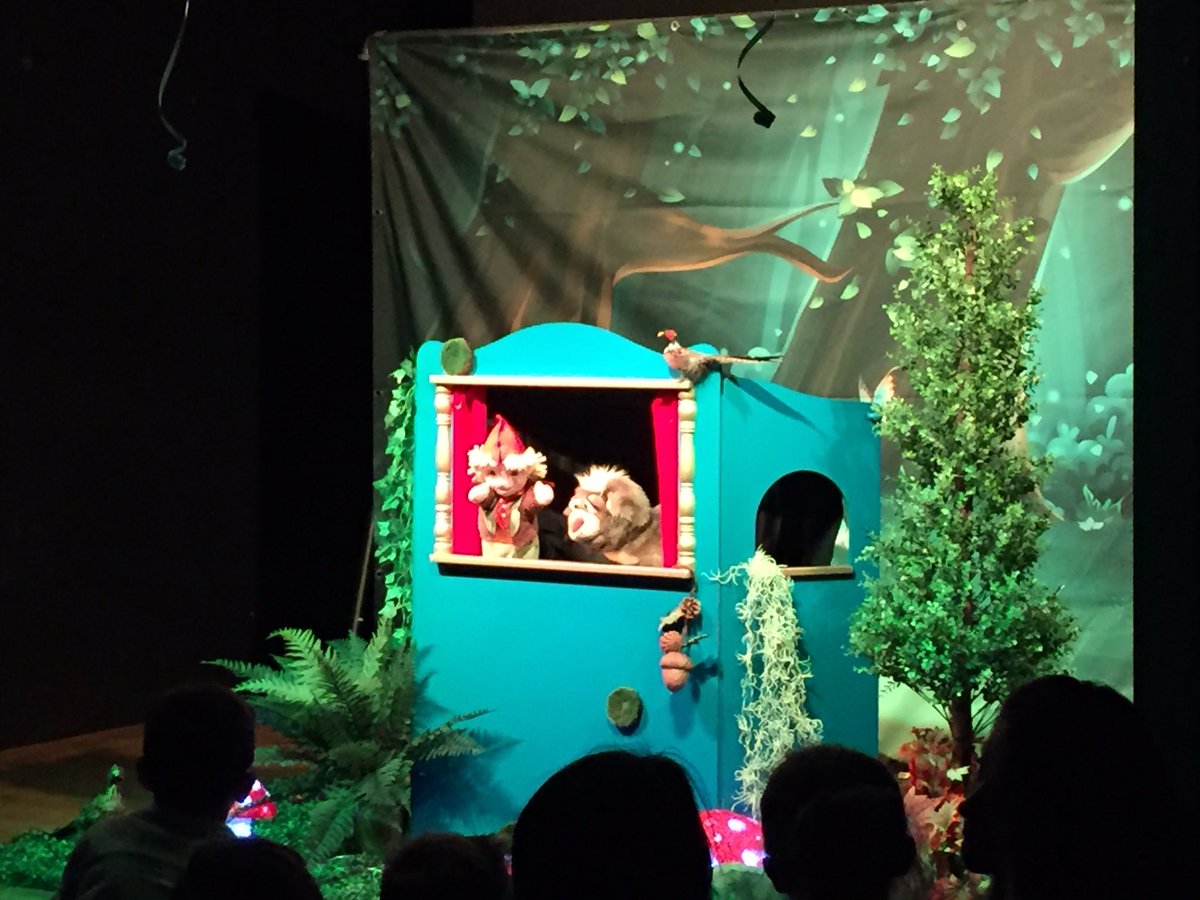 Theatre L Alphabet Arthur Remercie Les Tres Nombreux Enfants Venus Cet Apres Midi L Aider A Se Sortir Des Griffes De La Sorciere A Moustache Il Etait Egalement Tres Heureux De Vous Presenter