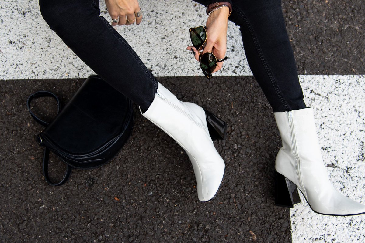 Kassiani_cheir's tweet photo. How to style the white ankle boots -> https://t.co/gRenvSy6Du
Top and boots by @DressesIRL
Photos by @antonios_gk
#justkassi #whiteboots #whiteankleboots https://t.co/3bFeMrVTgJ