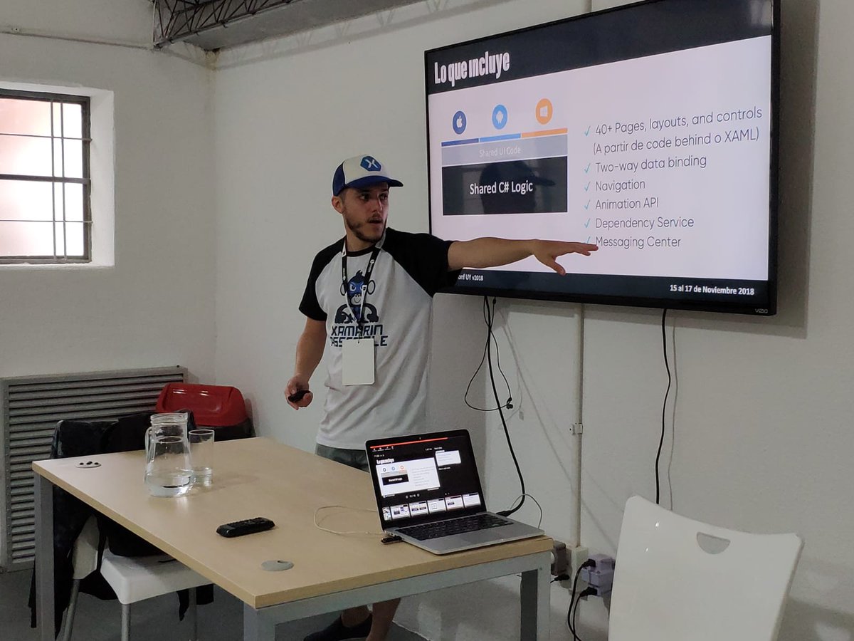 NETConfUY's tweet photo. En el workshop de @Teban3010  hablando de #Xamarin 
#NETConfUY https://t.co/wZT86KFxpy