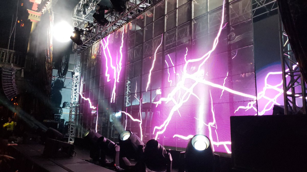 amb00bs's tweet photo. duuuuuude, these visuals and set up were ๐คฏ๐คฏ๐คฏ๐คฏ #TheShellTour ๐ https://t.co/ckyN1herGa