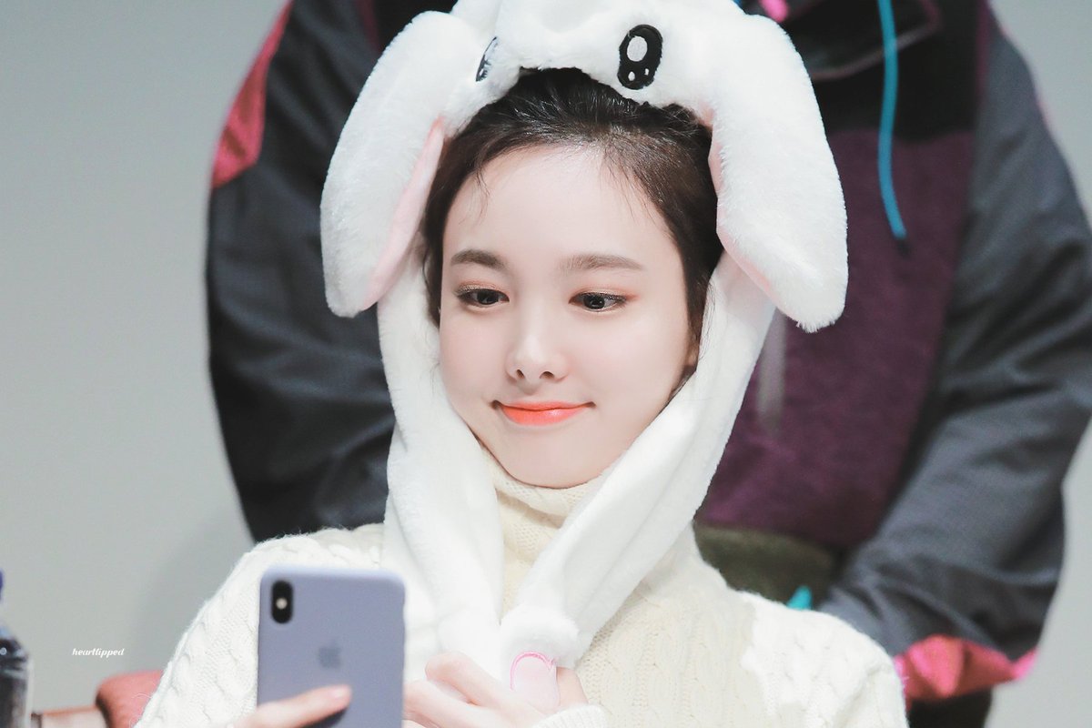 heartlipped's tweet photo. 181117 🐰❤️🧡💛💜💞💓 #Nayeon #나연 #ナヨン #TWICE https://t.co/DD55DowyPL